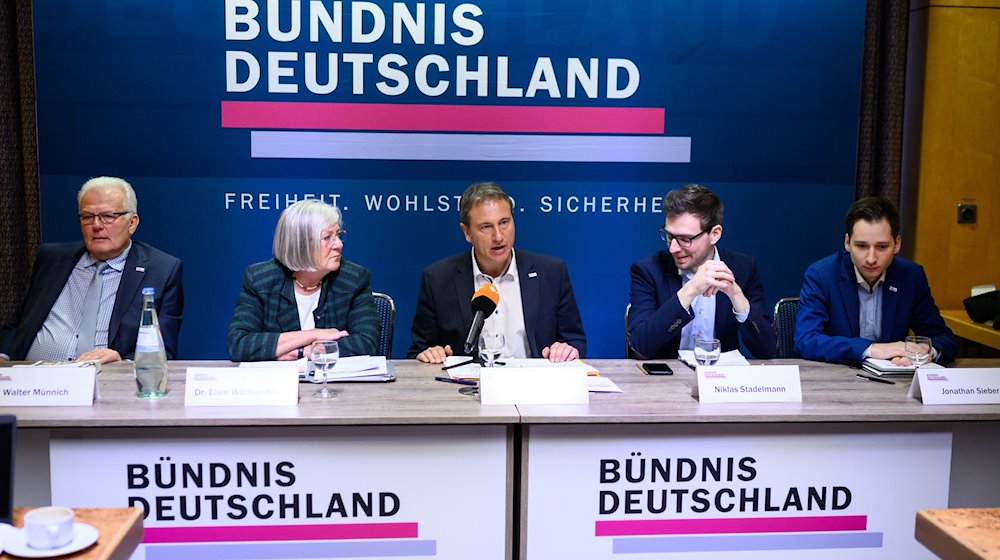 Der Parteivorsitzende Steffen Große (M) stellt zusammen mit Walter Münnich (l-r), Ellen Walther-Klaus, Niklas Stadelmann und Jonathan Sieber in einem Berliner Hotel die neue Partei Bündnis Deutschland vor. / Foto: Bernd von Jutrczenka/dpa