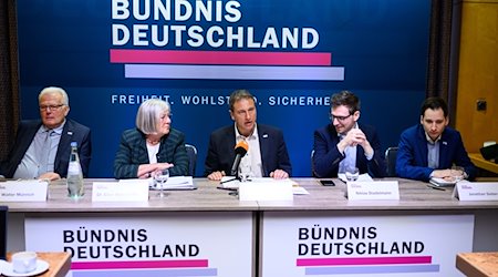 Der Parteivorsitzende Steffen Große (M) stellt zusammen mit Walter Münnich (l-r), Ellen Walther-Klaus, Niklas Stadelmann und Jonathan Sieber in einem Berliner Hotel die neue Partei Bündnis Deutschland vor. / Foto: Bernd von Jutrczenka/dpa