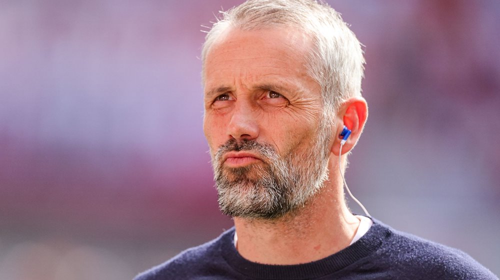 Leipzigs Trainer Marco Rose kommt zum TV-Interview ins Stadion. / Foto: Jan Woitas/dpa