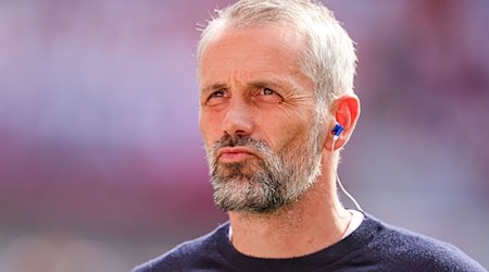 Leipzigs Trainer Marco Rose kommt zum TV-Interview ins Stadion. / Foto: Jan Woitas/dpa