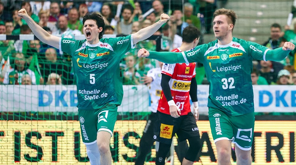 Leipzigs Spieler Simon Ernst (l) und Franz Semper jubeln. / Foto: Jan Woitas/dpa