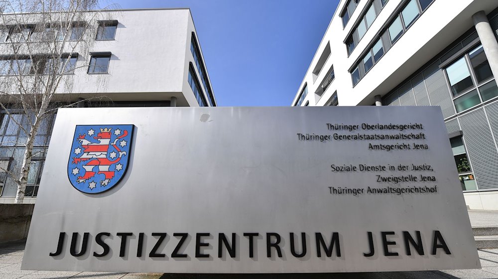 Der Eingang zum Justizzentrum Jena. / Foto: Martin Schutt/dpa-Zentralbild/dpa/Archivbild