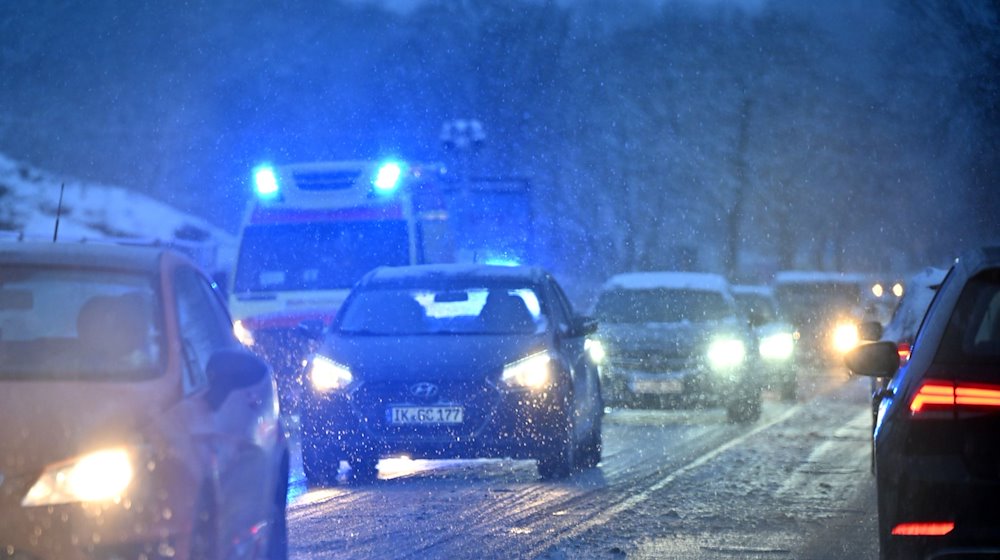 Fahrzeuge stauen sich am Morgen in der Arnstädter Straße. / Foto: Martin Schutt/dpa