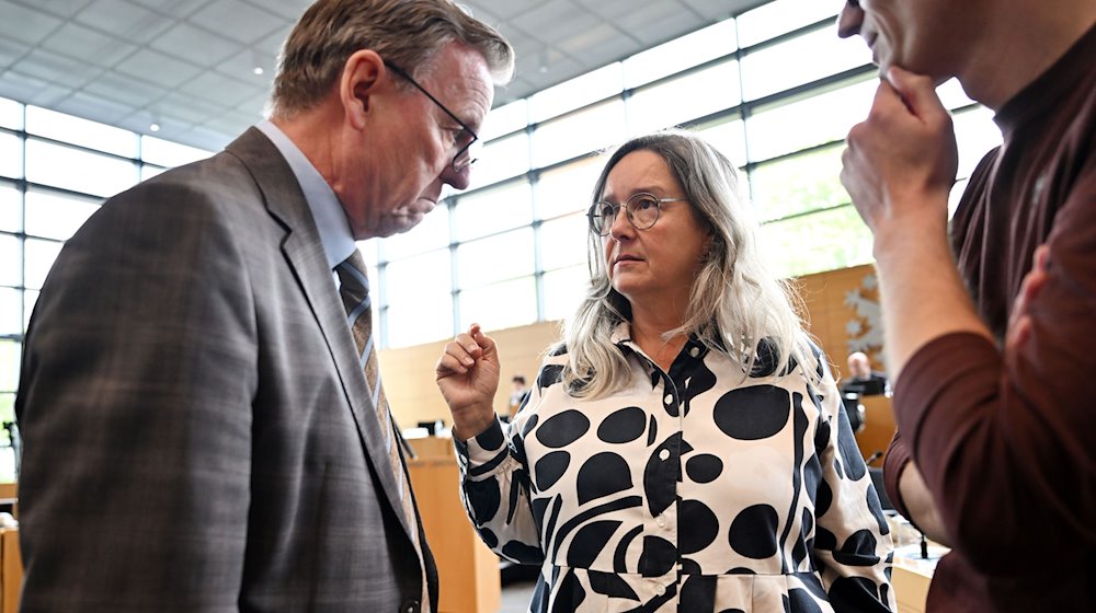 Bodo Ramelow (l-r) und Heike Werner (M) sprechen miteinander im Plenarsaal des Thüringer Landtags zu Beginn der dreitägigen Aprilsitzung. / Foto: Martin Schutt/dpa