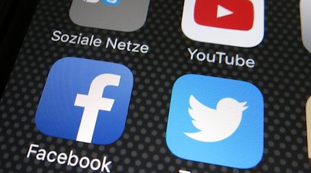 Die Icons der Plattformen Facebook, Twitter und YouTube sind auf dem Display eines Smartphones zu sehen. / Foto: Franz-Peter Tschauner/dpa/Archivbild