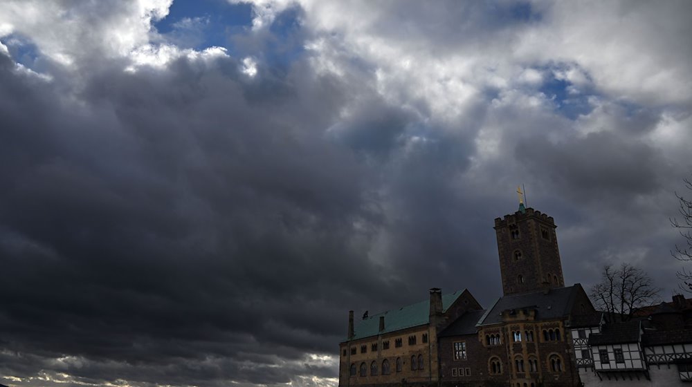 Wolken ziehen über die Wartburg bei Eisenach. / Foto: Martin Schutt/dpa