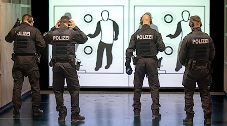 Polizisten üben im Bildungszentrum der Thüringer Polizei mit Mitteldistanzwaffen. / Foto: Michael Reichel/dpa