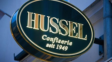 Das Logo der Confiserie «Hussel», aufgenommen in der Altstadt von Stralsund. / Foto: Stefan Sauer/dpa-Zentralbild/dpa