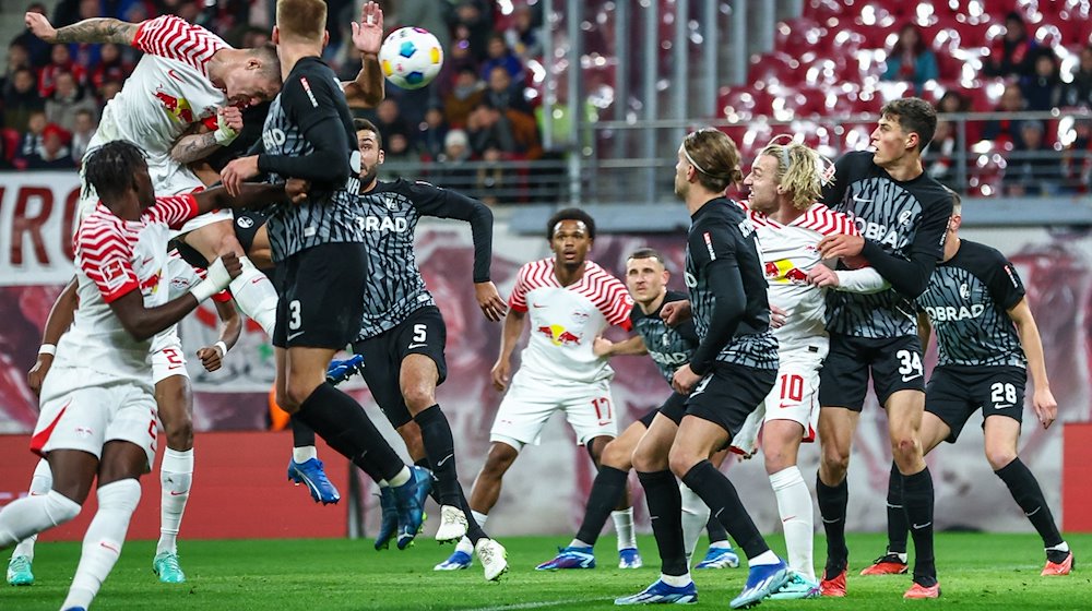 Leipzigs Benjamin Sesko (l) beim Kopfball nach Eckstoß. / Foto: Jan Woitas/dpa