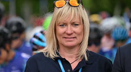 Vera Hohlfeld, Tour-Direktorin, steht im Startbereich beim Rennen über 153,5 Kilometer Rund um Gera. / Foto: Martin Schutt/dpa