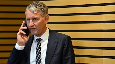 Björn Höcke, AfD-Fraktionschef, telefoniert im Plenarsaal des Thüringer Landtags. / Foto: Martin Schutt/dpa