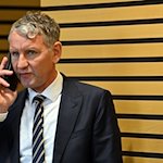 Björn Höcke, AfD-Fraktionschef, telefoniert im Plenarsaal des Thüringer Landtags. / Foto: Martin Schutt/dpa