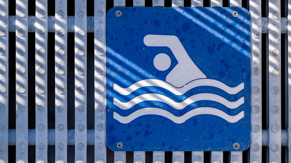 Ein Zeichen am Beckenrand zeigt, dass es ein Schwimmerbecken ist. / Foto: Jacob Schröter/dpa