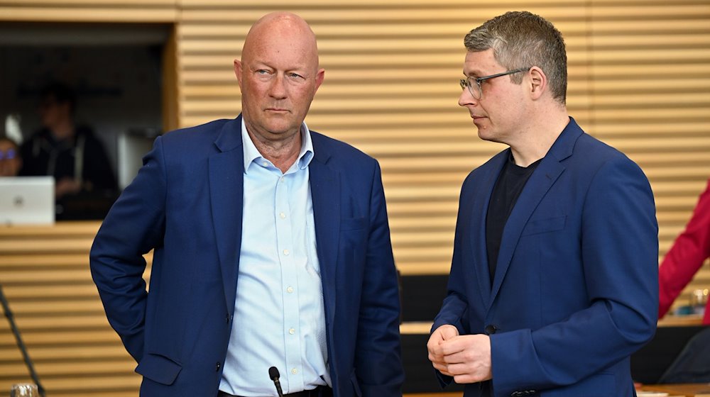 Die FDP-Abgeordneten Thomas Kemmerich (l.) und Robert-Martin Montag im Gespräch vor einer Landtagssitzung. / Foto: Martin Schutt/dpa