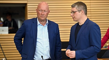 Die FDP-Abgeordneten Thomas Kemmerich (l.) und Robert-Martin Montag im Gespräch vor einer Landtagssitzung. / Foto: Martin Schutt/dpa