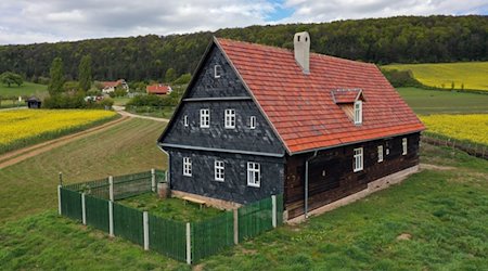Das wieder aufgebaute Frankenwaldhaus aus dem südthüringischen Heinersdorf von 1709 steht im Thüringer Freilichtmuseum Hohenfelden. / Foto: Martin Schutt/dpa