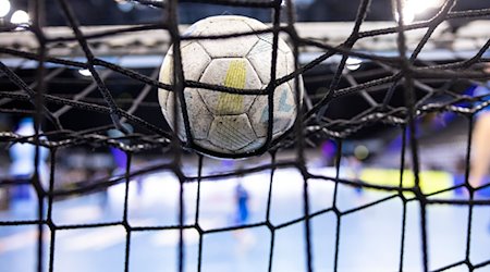 Ein Handball liegt auf einem Tornetz. Die Handballerinnen des Thüringer HC haben eine neue Torhüterin verpflichtet. / Foto: Tom Weller/dpa