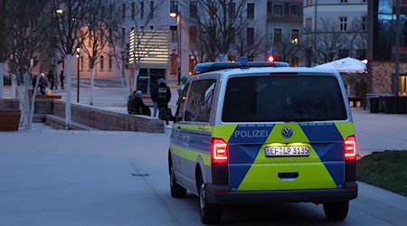 Ein Polizeiwagen steht anlässlich auf dem Stephane-Hessel-Platz. / Foto: Bodo Schackow/dpa