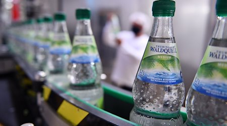 Mineralwasser wird in Glasflaschen bei der Thüringer Waldquell GmbH in Schmalkalden abgefüllt. / Foto: Martin Schutt/dpa-Zentralbild/dpa