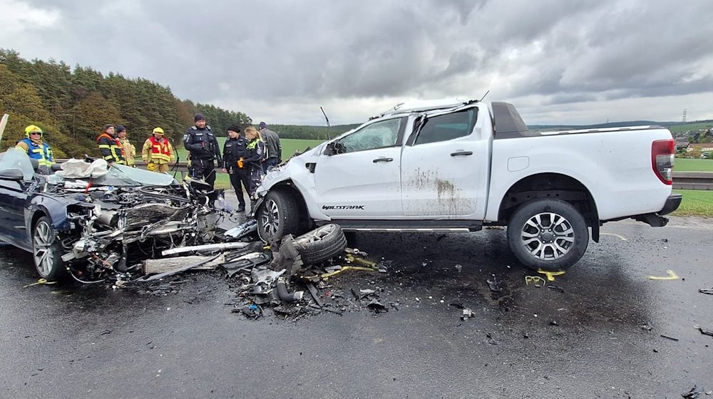 Zwei Autos stehen nach einem Unfall auf der Fahrbahn. / Foto: Alexandra Krüger/WichmannTV/dpa