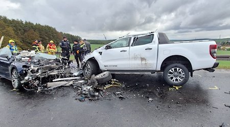 Zwei Autos stehen nach einem Unfall auf der Fahrbahn. / Foto: Alexandra Krüger/WichmannTV/dpa