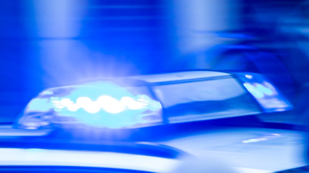 Ein Streifenwagen der Polizei ist mit Blaulicht im Einsatz. / Foto: Jens Büttner/dpa/Symbolbild