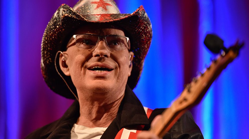 Gitarrist Fritz Puppel der Band City steht im Maschinenhaus der Kulturbrauerei auf der Bühne. / Foto: Fabian Stoffers/dpa/Archivbild