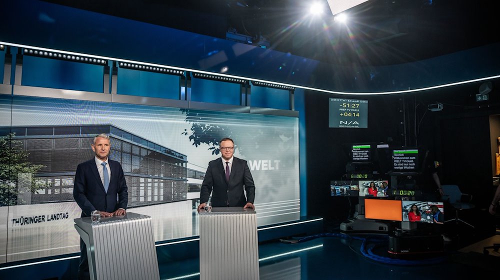 Björn Höcke (AfD, l) und Mario Voigt (CDU, r) stehen beim TV-Duell bei Welt TV. / Foto: Michael Kappeler/dpa/Archivbild