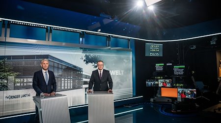Björn Höcke (AfD, l) und Mario Voigt (CDU, r) stehen beim TV-Duell bei Welt TV. / Foto: Michael Kappeler/dpa/Archivbild