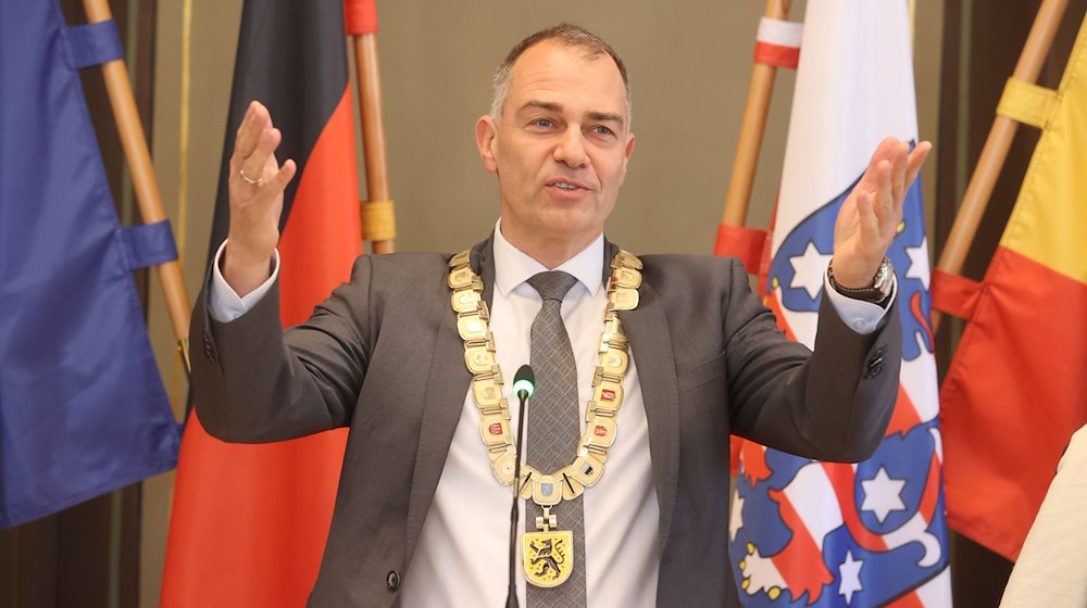 Peter Kleine, (parteilos), Oberbürgermeister von Weimar, spricht bei der Verleihung einer Ehrenbürger-Urkunde an Izio Roseman im Rathaussaal. / Foto: Bodo Schackow/dpa