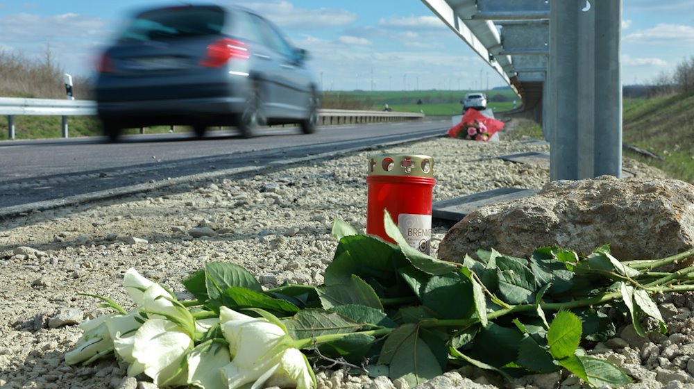 Blumen liegen an der Unfallstelle an der Bundesstraße B247. / Foto: Michael Reichel/dpa-Zentralbild/dpa