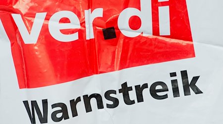 Eine Streikweste mit der Aufschrift «Warnstreik» und dem Logo der Dienstleistungsgewerkschaft Verdi. / Foto: Stefan Sauer/ZB/dpa