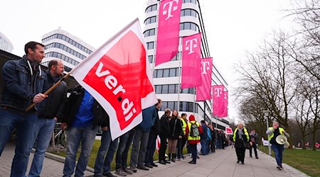 Telekom-Beschäftigte bilden bei einer Demonstration der Dienstleistungsgewerkschaft Verdi eine Menschenkette vor dem neuen Konzernhaus. / Foto: Christian Charisius/dpa/Archivbild