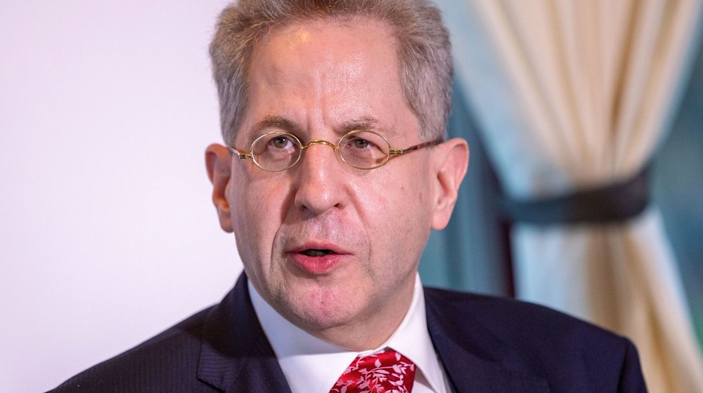 Der Ex-Verfassungsschutz Präsident Hans-Georg Maaßen spricht während der Pressekonferenz zur Parteigründung der "Werteunion" auf dem Ausflugsschiff Godesia. / Foto: Thomas Banneyer/dpa