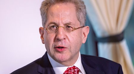 Der Ex-Verfassungsschutz Präsident Hans-Georg Maaßen spricht während der Pressekonferenz zur Parteigründung der "Werteunion" auf dem Ausflugsschiff Godesia. / Foto: Thomas Banneyer/dpa