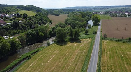 Die Weiße Elster fließt durch Silbitz. / Foto: Bodo Schackow/dpa/Archivbild