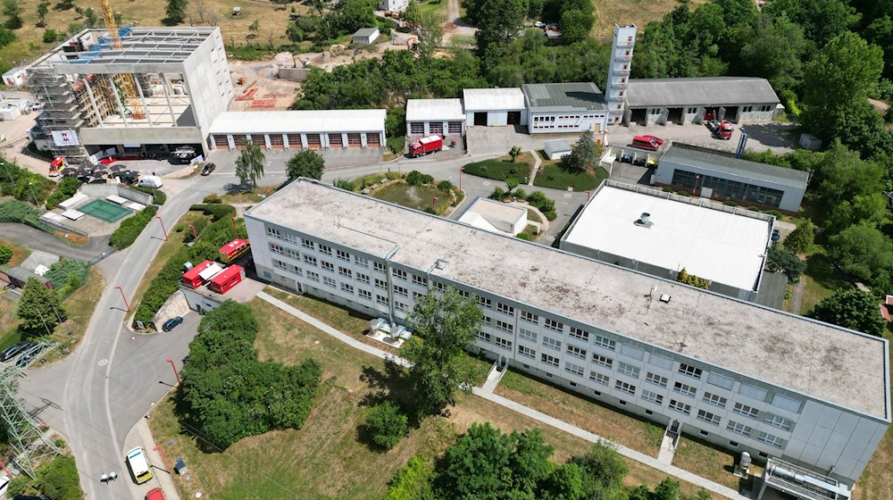 Der Rohbau der neuen Halle an der Landesfeuerwehr- und Katastrophenschutzschule. / Foto: Bodo Schackow/dpa