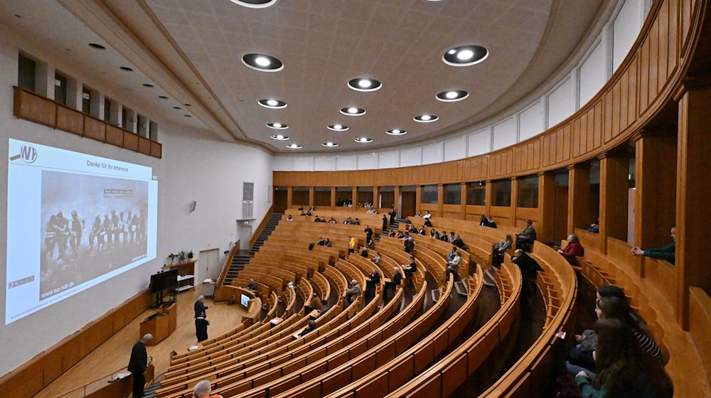 Blick in den großen Hörsaal im Hauptgebäude der Physikalisch-Astronomischen Fakultät der Friedrich-Schiller-Universität Jena. / Foto: Martin Schutt/dpa