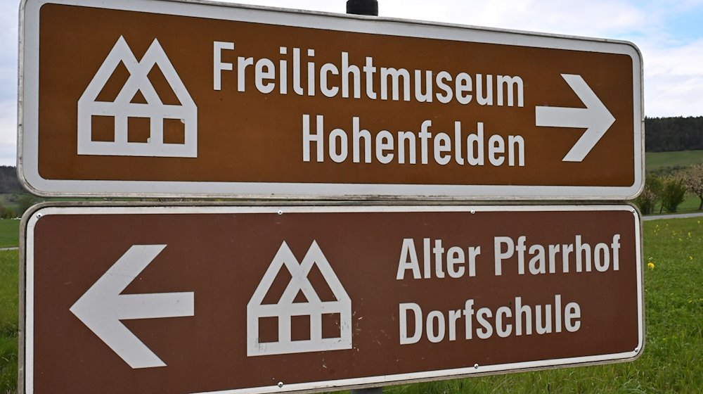 Ein Schild zeigt den Weg zum Thüringer Freilichtmuseum Hohenfelden. / Foto: Martin Schutt/dpa
