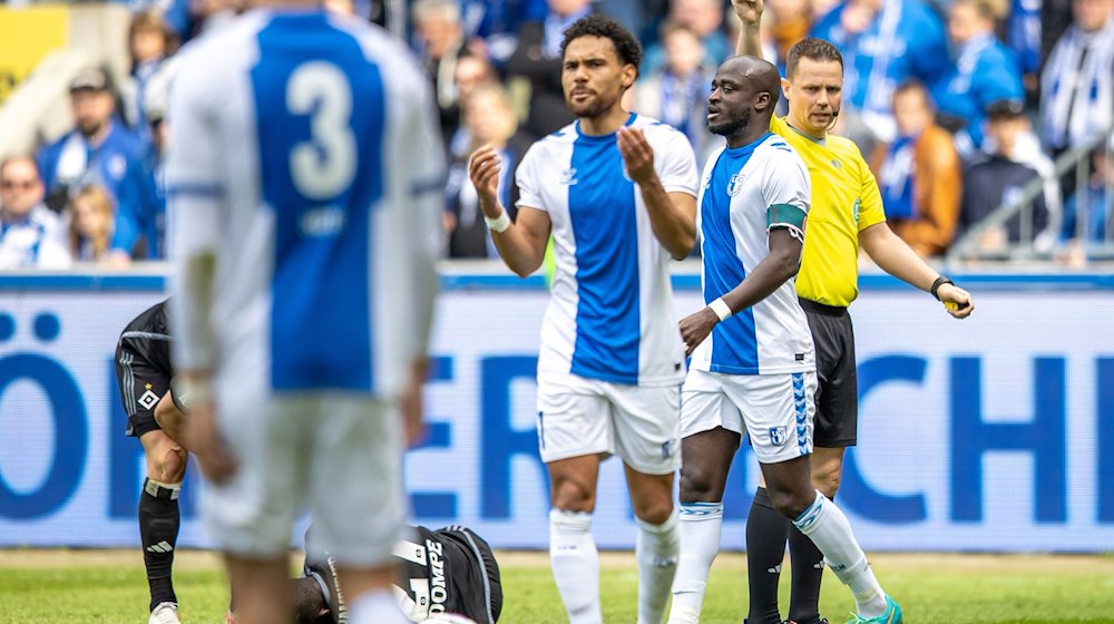 Amara Conde (2.v.r) von 1. FC Magdeburg erhält Gelbe Karte. / Foto: Andreas Gora/dpa