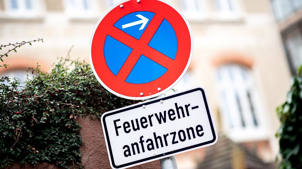 EIn Halteverbots-Schild und ein Zusatzzeichen mit der Aufschrift „Feuerwehranfahrzone“ weisen auf ein absolutes Halteverbot hin. / Foto: Hauke-Christian Dittrich/dpa/Archivbild