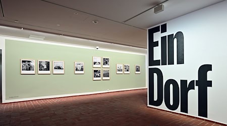 Die Ausstellung "An seltsamen Tagen über Flüsse in die Städte und Dörfer bis ans Ende der Welt" in der Kunsthalle. / Foto: Martin Schutt/dpa