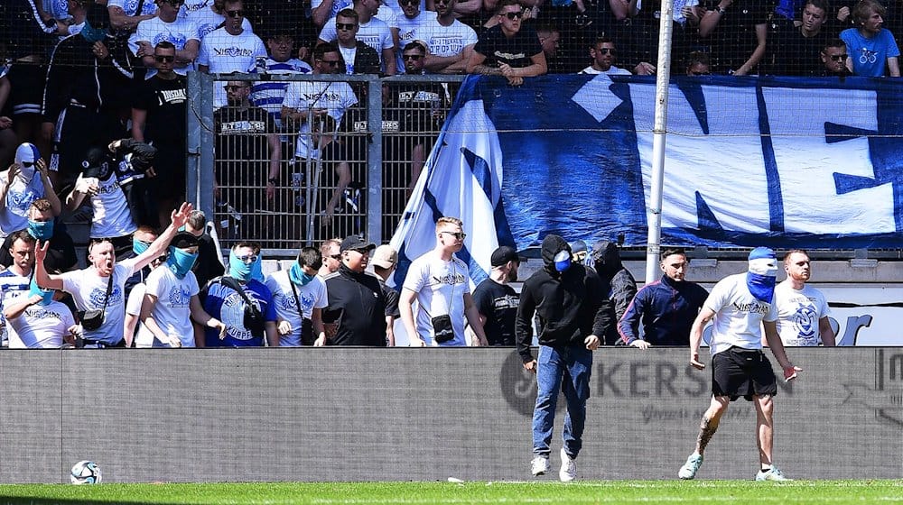 Duisburger Fans stürmen kurz vor Spielende das Spielfeld. / Foto: Revierfoto/dpa