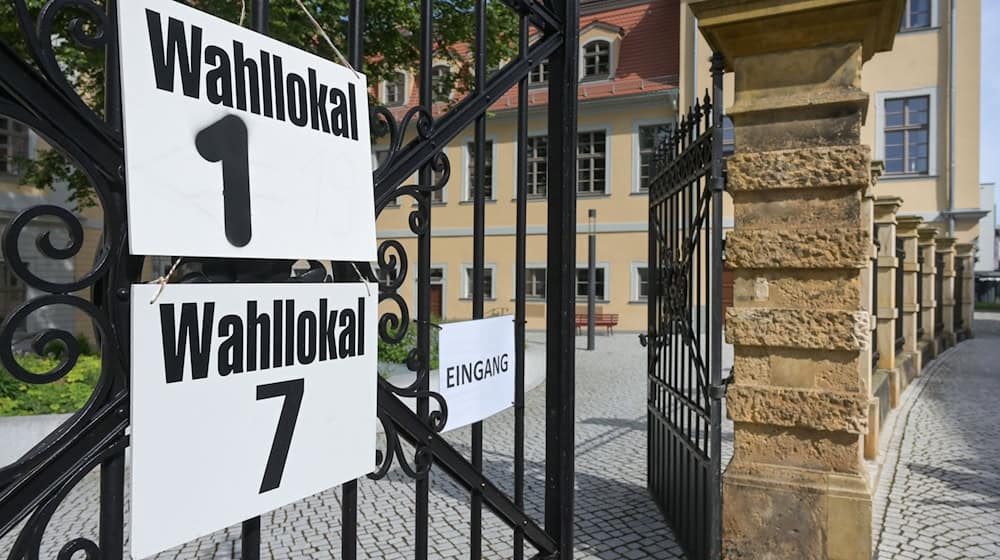 Schilder hängen am Eingang zum Wahllokal im Gymnasium Rutheneum in Gera. / Foto: Heiko Rebsch/dpa