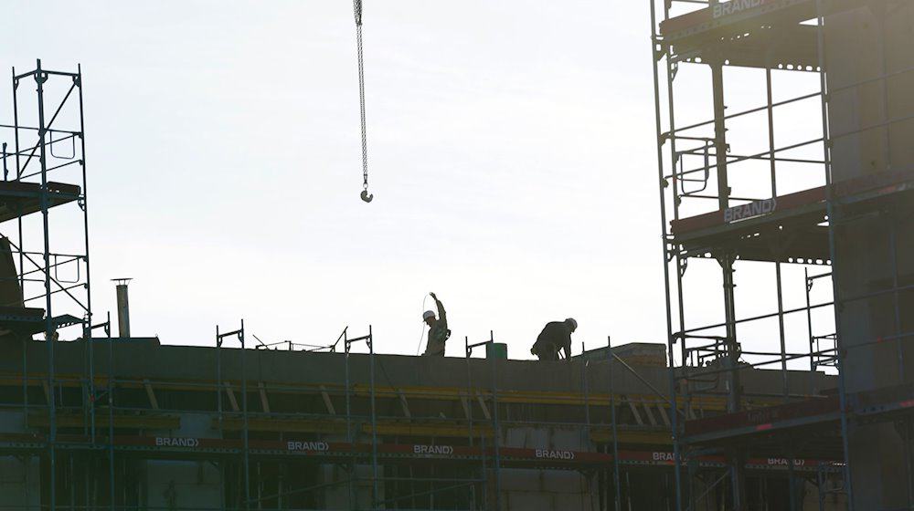 Bauarbeiter arbeiten auf einer Wohnungsbaustelle. / Foto: Marcus Brandt/dpa/Archivbild