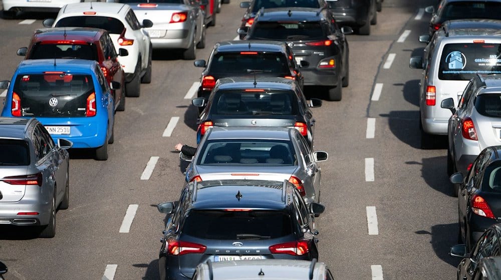 Autos stehen auf der Autobahn im Stau. / Foto: Marijan Murat/dpa/Symbolbild