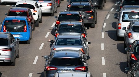 Autos stehen auf der Autobahn im Stau. / Foto: Marijan Murat/dpa/Symbolbild