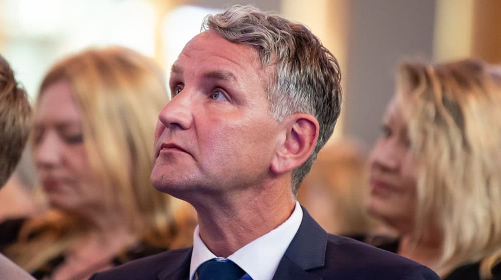 Björn Höcke, Fraktionsvorsitzender der AfD in Thüringen, sitzt in der Stadthalle in Rottweil. / Foto: Silas Stein/dpa