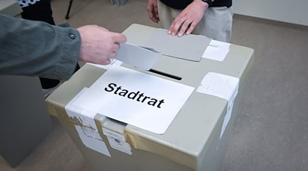 Ein Wähler steckt seinen Stimmzettel in eine Wahlurne zur Stadtratswahl. Zur Kommunalwahl in Thüringen werden unter anderem Bürgermeister, Landräte, Stadträte und Gemeinderäte neu gewählt. / Foto: Heiko Rebsch/dpa