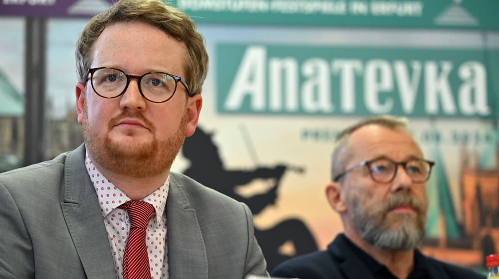 Malte Wasem (l), Künstlerischer Direktor des Theaters Erfurt, und Ulrich Wiggers (r), Regisseur, während einer Pressekonferenz im Sparkassen Finanzzentrum zu den Planungen der Domstufen-Festspiele. / Foto: Martin Schutt/dpa